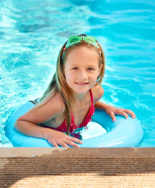 Una Niña Verano Una Niña Linda Usando Una Piscina Inflable — Foto de Stock