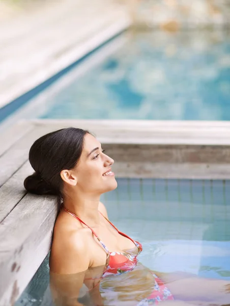 Njuter Lite Och Attraktiv Ung Kvinna Koppla Jacuzzi — Stockfoto