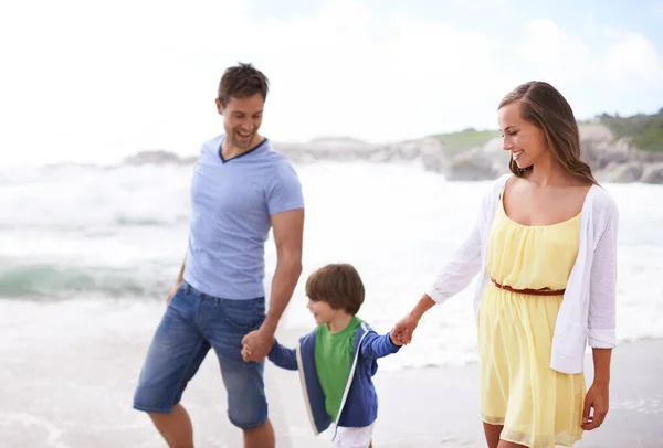 Passeggiando Lungo Spiaggia Una Felice Passeggiata Famiglia Sulla Spiaggia — Foto Stock