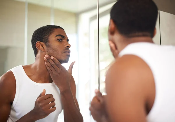 Cildine Iyi Bakıyor Genç Bir Adam Aynaya Bakarken Yüzüne Krem — Stok fotoğraf