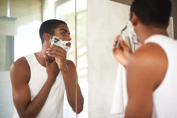 Natçı Sakallardan Kurtuluyorum Genç Bir Adam Aynada Tıraş Oluyor — Stok fotoğraf