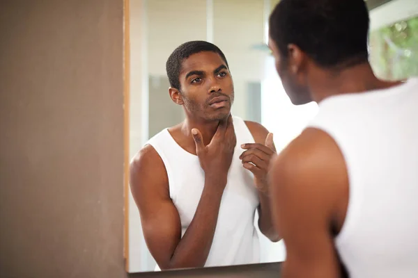 Cildine Iyi Bakıyor Genç Bir Adam Aynaya Bakarken Yüzüne Krem — Stok fotoğraf