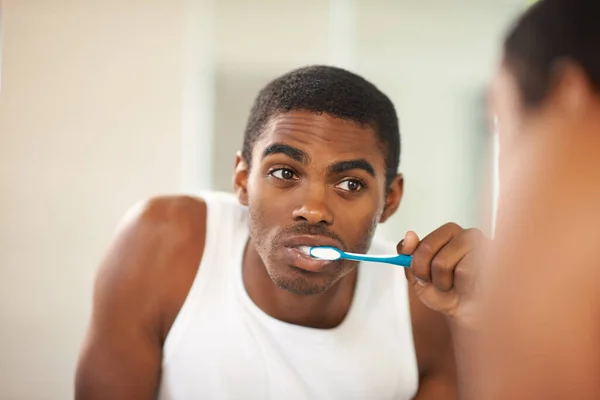Günde Bir Fırça Çürümeyi Engeller Dişlerini Fırçalayan Genç Bir Adam — Stok fotoğraf