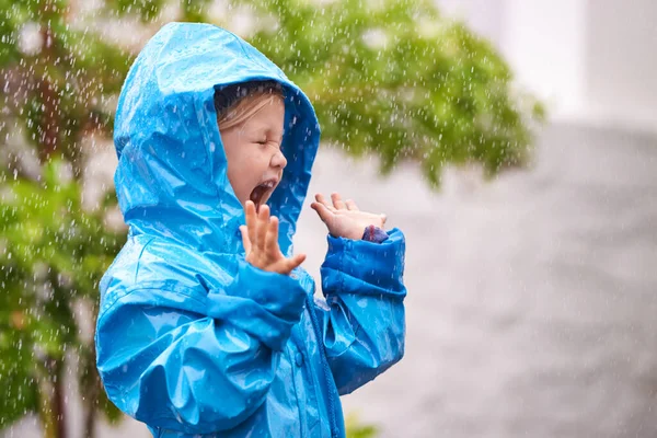 Щоб Насолодитися Веселкою Спочатку Насолоджуйтеся Дощем Молода Дівчина Грає Надворі — стокове фото