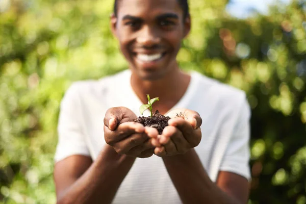 Ele Tem Uma Paixão Por Jardinagem Jovem Bonito Segurando Uma — Fotografia de Stock