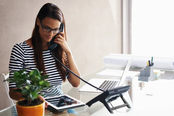 Mycket Upptagen Men Det Goda Nyheter Ung Affärskvinna Som Pratar — Stockfoto