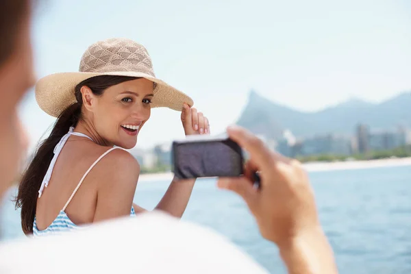 Diese Sommerlichen Momente Einfangen Eine Attraktive Frau Die Sich Urlaub — Stockfoto