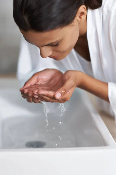 Utrzymuje Skórę Wolną Zanieczyszczeń Młoda Kobieta Myjąca Twarz Basenie — Zdjęcie stockowe