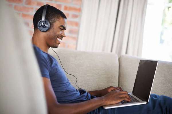 Elmerült Tanulmányaiban Egy Jóképű Fiatalember Használja Laptopját Miközben Otthon Pihen — Stock Fotó