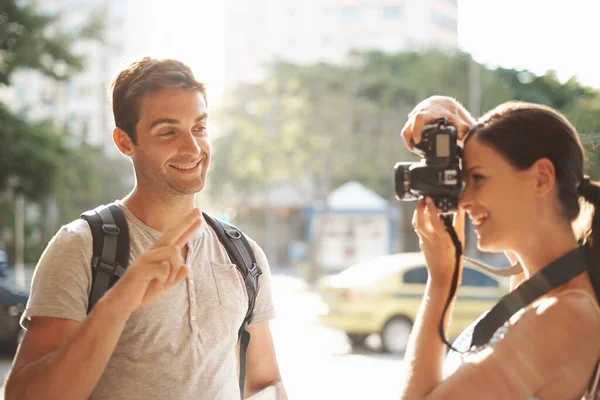 Uçaktan Indikten Sonraki Ilk Fotoğraf Yabancı Bir Şehri Gezerken Erkek — Stok fotoğraf