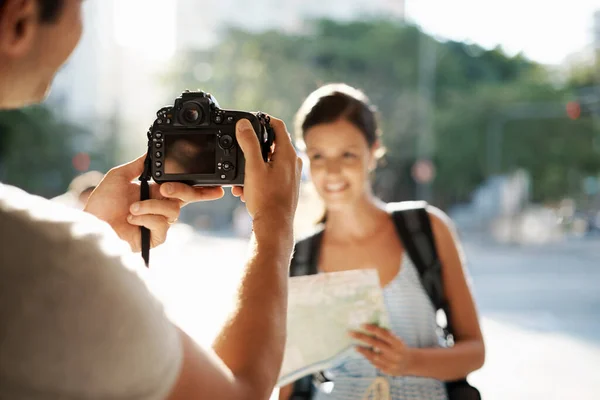 Hızlı Bir Tatil Fotoğrafıyla Ona Sataşıyorum Bir Adam Yabancı Bir — Stok fotoğraf