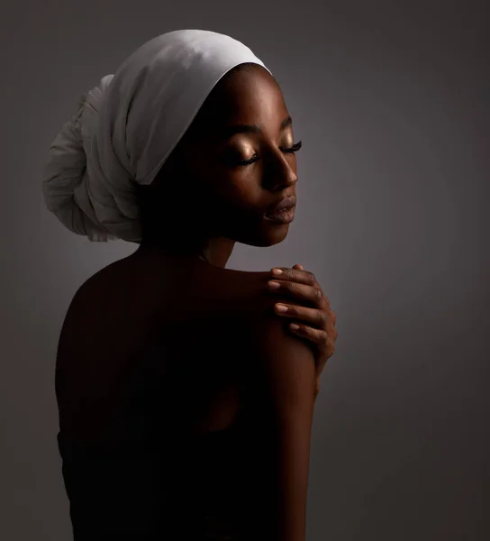 彼女の完璧な肌を楽しむために時間がかかる スタジオショットの豪華な若い民族の女性 — ストック写真