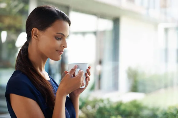 Наслаждайтесь Чашкой Вдохновения Привлекательная Молодая Женщина Наслаждающаяся Свежеприготовленной Чашкой Кофе — стоковое фото