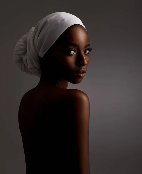 Captivée Par Beauté Studio Plan Une Magnifique Jeune Femme Ethnique — Photo