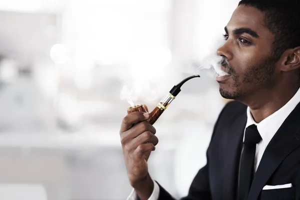 Bucurați Fum Fără Impurități Profilul Unui Tânăr Afaceri Fumând Țeavă — Fotografie, imagine de stoc