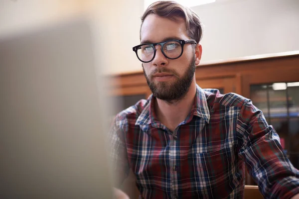 Usando Última Tecnología Joven Hipster Guapo Trabajando Portátil — Foto de Stock