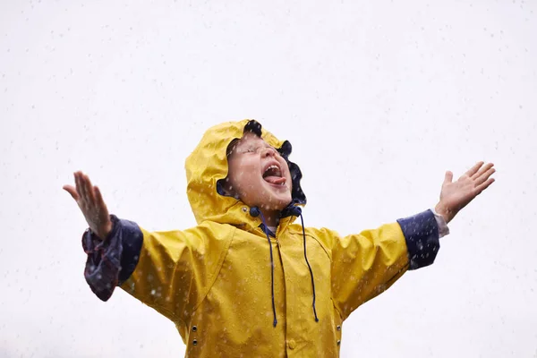 Szórakozom Anyatermészettel Egy Imádnivaló Kislány Kint Játszik Esőben — Stock Fotó