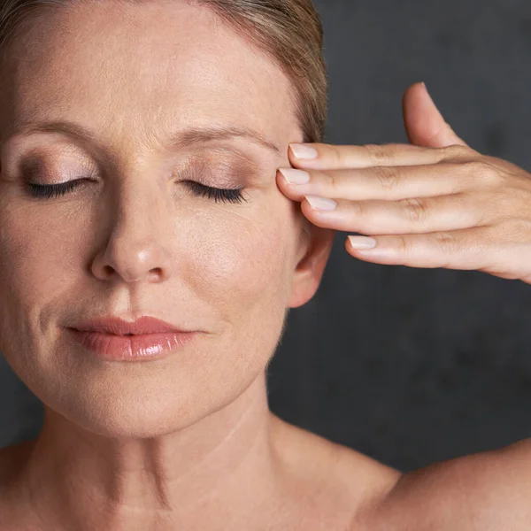 Leeftijdloze Schoonheid Vrede Studio Shot Van Een Volwassen Vrouw Met — Stockfoto