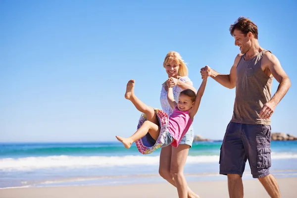 Swing Higher Happy Young Family Enjoying Walk Beach — Stock Photo, Image