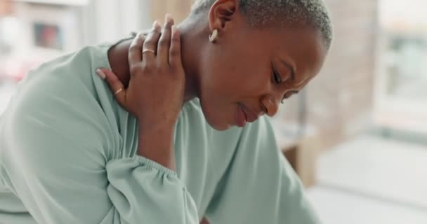 Nek Medische Zorg Gezondheidszorg Met Een Zwarte Vrouw Pijn Wrijven — Stockvideo