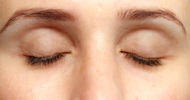 Kobieta Zielonymi Oczami Mruga Tęczówkę Badanie Wzroku Okulisty Chirurgii Okulistycznej — Wideo stockowe