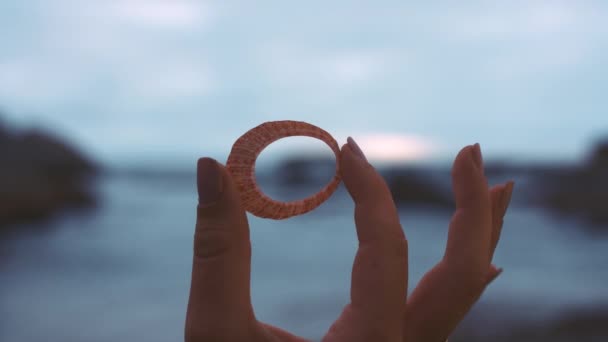 Dziewczyna Ręka Widokiem Ocean Przez Muszlę Morską Podczas Wakacji Lub — Wideo stockowe