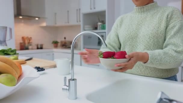 Frau Putzt Erdbeerfrüchte Der Küche Mit Wasser Für Gesundes Kochen — Stockvideo