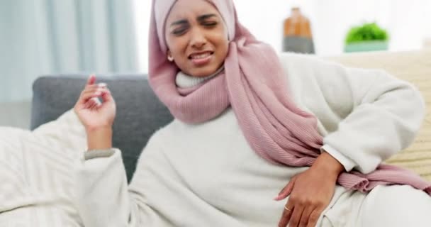Мусульманская Женщина Менструация Боль Животе Тошнотой Дома Гостиной Стресс Боль — стоковое видео