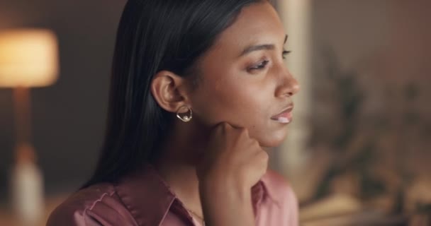 Bedrijfsvrouw Focus Serieus Denken Tijdens Het Werken Het Kantoor Nachts — Stockvideo