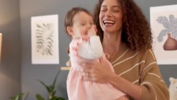 Jovem Mãe Segurando Bebê Feliz Nos Braços Sorrindo Brincando Juntos — Vídeo de Stock
