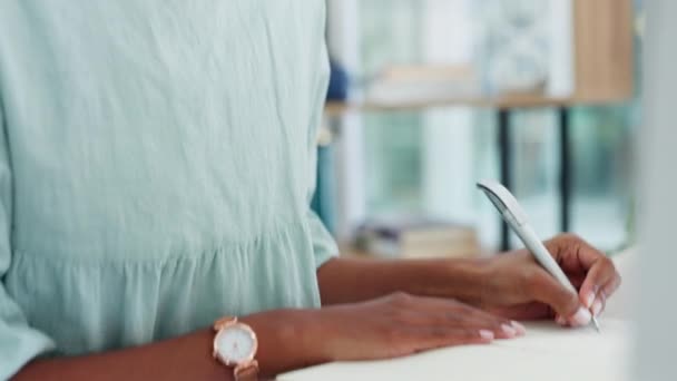 Frau Mit Notizbuch Denken Arbeiten Und Tagebucheintrag Für Das Leben — Stockvideo