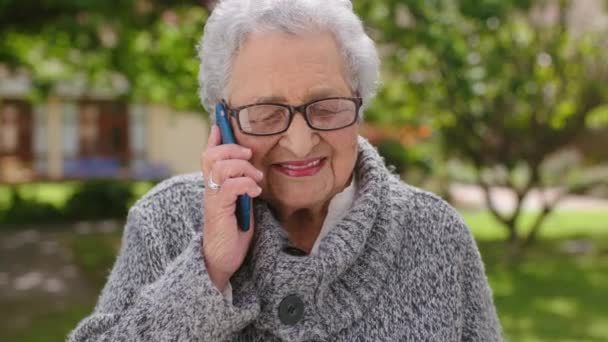 나이든 긍정적 대화를 나누면서 밖에서 동안즐거운 기분으로 웃는다 노부인 노부인은 — 비디오