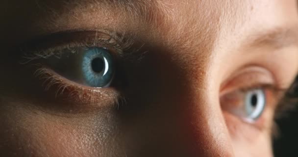 Грустная Женщина Голубой Глаз Мышление Зрение Депрессии Тревоги Психического Здоровья — стоковое видео