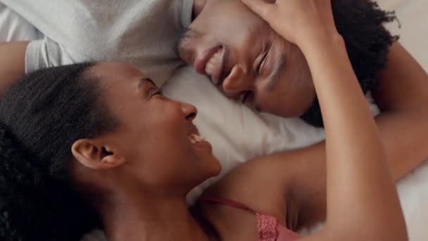 Miłość Para Łóżko Mężczyzną Kobietą Całujących Się Leżąc Razem Sypialni — Wideo stockowe
