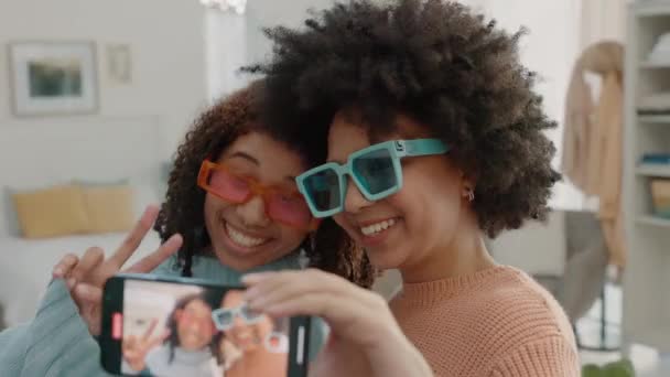 家庭での幸福と一緒にオンラインライブストリーミング生活の中で女性 友人や電話 幸せな女性の友情 インフルエンサー ブロガービデオ録画のためのブログ記事上の携帯電話のスマートフォン室内 — ストック動画