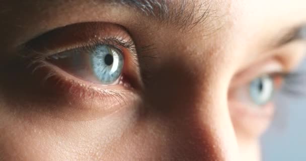 Me18 Přiblížení Bělošky Modré Oko Bliká Optickém Nebo Vizuálním Wellness — Stock video