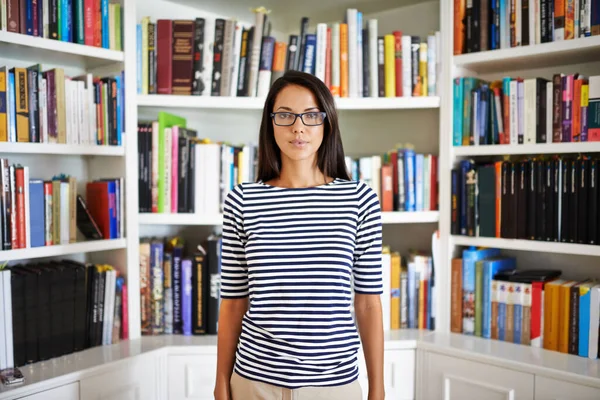 Its Privilege Surrounded Books Attractive Young Woman Standing Her Home — Stock Photo, Image
