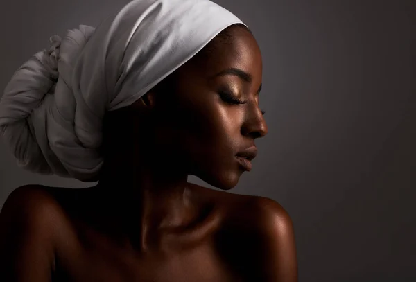 Mostrando Sua Beleza Tradicional Elegante Perfil Uma Linda Jovem Mulher — Fotografia de Stock