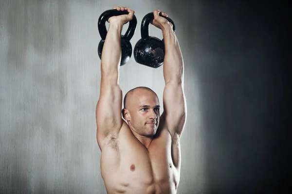 Gewichte Und Willenskraft Ein Mann Der Fitnessstudio Mit Wasserkochern Trainiert — Stockfoto