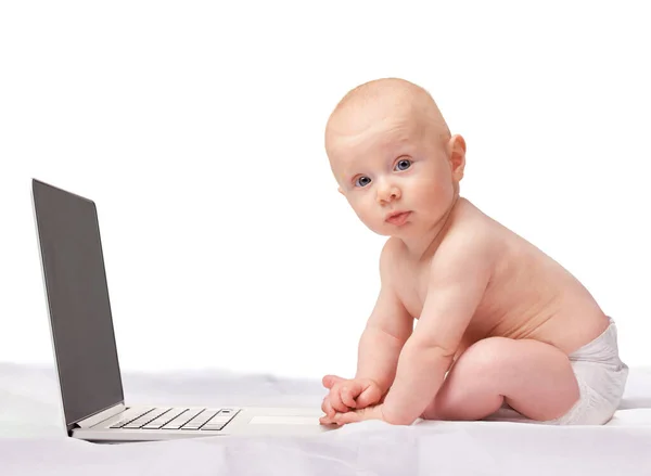 Изучает Технологии Студийный Снимок Мальчика Сидящего Ноутбуком — стоковое фото