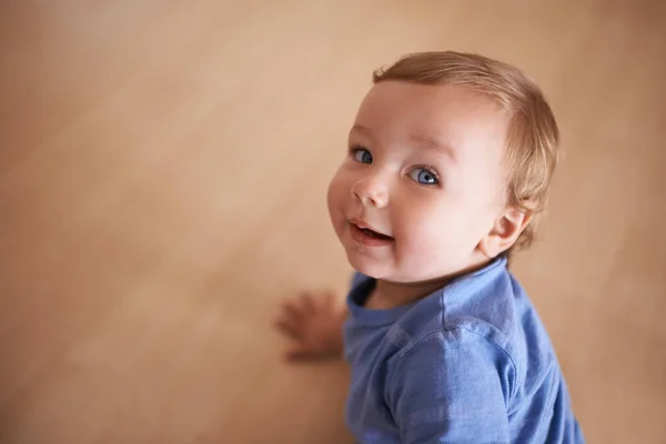 Schattigste Glimlach Een Schattige Baby Die Naar Camera Kijkt — Stockfoto