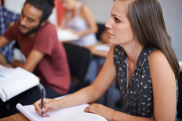 Andando Gruppo Giovani Studenti Universitari Classe — Foto Stock