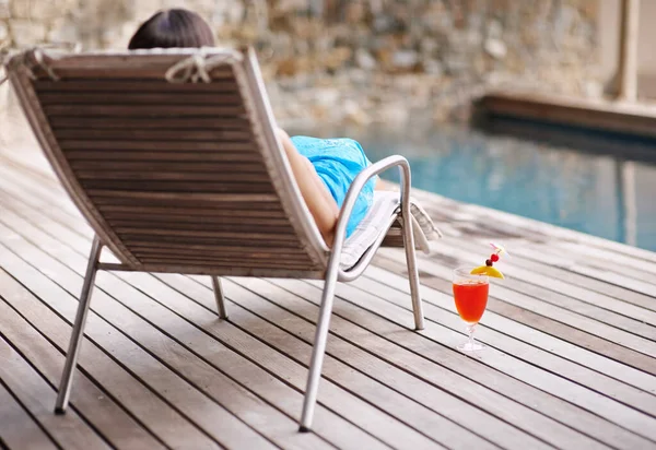 Havuz Kenarındaki Iskemlede Dinlenen Genç Bir Kadının Dikiz Görüntüsü Değil — Stok fotoğraf
