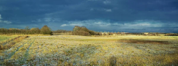 秋高气爽的天空笼罩着一片秋天的草地 丹麦乡村的阴天 — 图库照片