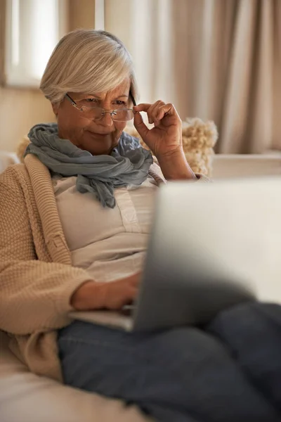 Korzystam Trochę Przeglądania Stron Internetowych Szczęśliwa Seniorka Pracująca Nad Laptopem — Zdjęcie stockowe