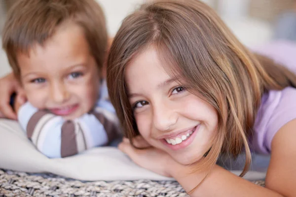 Geen Rivaliteit Hier Portret Van Twee Jonge Broers Zussen Die — Stockfoto