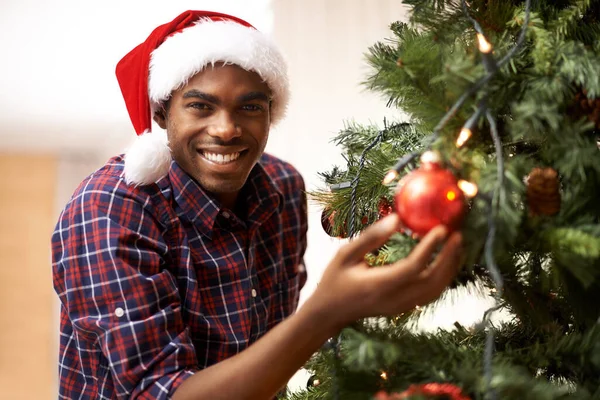 Noel Yılın Sevdiğim Zamanıdır Noel Baba Şapkası Takan Yakışıklı Genç — Stok fotoğraf
