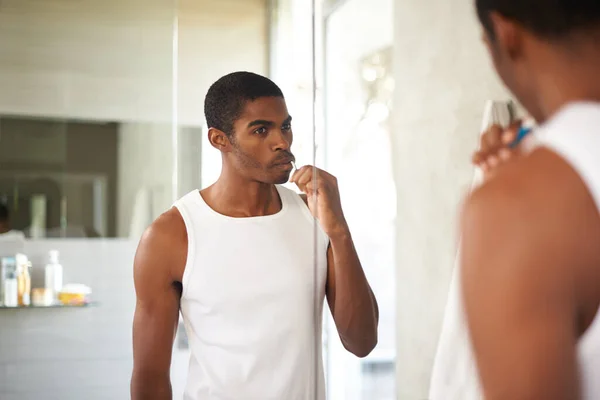 Günde Bir Fırça Çürümeyi Engeller Dişlerini Fırçalayan Genç Bir Adam — Stok fotoğraf