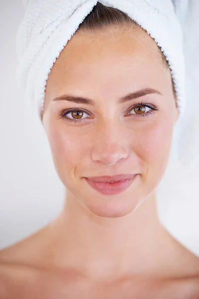Καθαρό Λείο Δέρμα Κεφάλι Και Ώμοι Άποψη Της Όμορφης Γυναίκας — Φωτογραφία Αρχείου