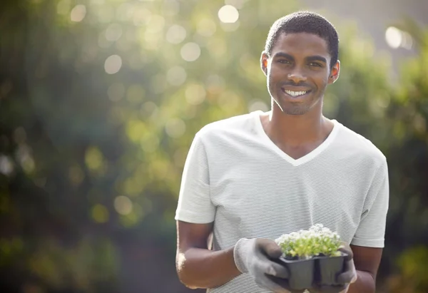 Ültetek Jövőbe Egy Jóképű Fiatalember Portréja Kertészkedésről — Stock Fotó
